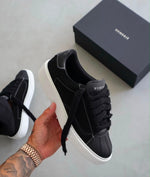 Charger l'image dans la galerie, Titre suggéré : Numeris Low-Top Sneaker — All Black Edition