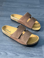 Charger l'image dans la galerie, Clarks Sandales Slide Suède – Marron