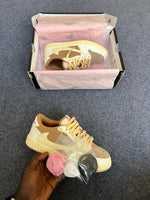 Charger l'image dans la galerie, Travis Scott x Air Jordan 1 Low OG – "Wheat/Sail"
