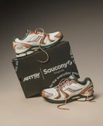 Charger l'image dans la galerie, Saucony ProGrid Triumph x Artsy by Se@n – Cream/Brown/Olive
