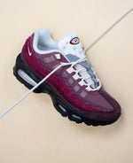 Charger l'image dans la galerie, Nike Air Max 95 x Kith – Burgundy Dark Team Red
