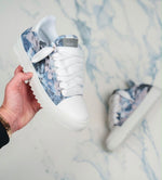 Charger l'image dans la galerie, Titre suggéré : Numeris Low-Top Sneaker — Denim Floral Edition
