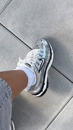 Charger l'image dans la galerie, Nike P-6000 – Metallic Silver
