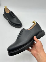 Charger l'image dans la galerie, Titre suggéré : Oxford Lug Sole — Cuir Grainé Noir

