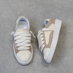 Charger l'image dans la galerie, Titre suggéré : Numeris Low-Top Sneaker — Sand &amp; White Edition
