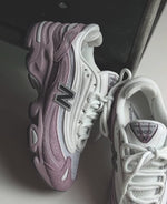 Charger l'image dans la galerie, Titre suggéré : New Balance 1000 — Coloris Rose Lavande / Blanc
