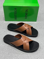 Charger l'image dans la galerie, Bottega Veneta – Sandales Slides Cuir Camel

