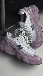 Charger l'image dans la galerie, Titre suggéré : New Balance 1000 — Coloris Rose Lavande / Blanc
