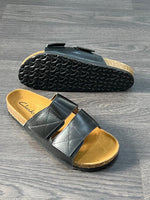 Charger l'image dans la galerie, Clarks Sandales Slide Cuir – Noir
