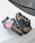 Charger l'image dans la galerie, Air Jordan 1 Low x Travis Scott – Dark Mocha
