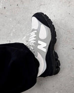 Charger l'image dans la galerie, Sneakers New Balance Gris &amp; Noir – Semelle Chunky
