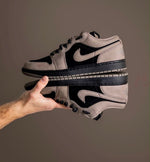 Charger l'image dans la galerie, Air Jordan 1 Low – Taupe/Noir
