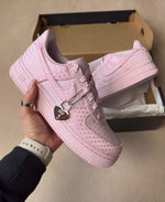 Charger l'image dans la galerie, Nike Air Force 1 Low "Pink Heart" – L'icône réinventée
