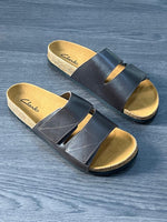 Charger l'image dans la galerie, Clarks Sandales Slide Cuir – Marron Fonçé
