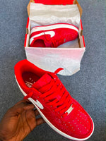 Charger l'image dans la galerie, Titre suggéré : Nike Air Force 1 Low — University Red Croc Edition
