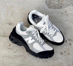 Charger l'image dans la galerie, Sneakers New Balance Gris &amp; Noir – Semelle Chunky
