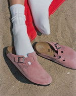 Charger l'image dans la galerie, Birkenstock x Stüssy Boston Suède Rose

